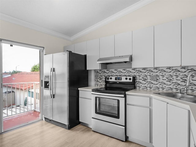 kitchen with under cabinet range hood, stainless steel appliances, a sink, decorative backsplash, and crown molding