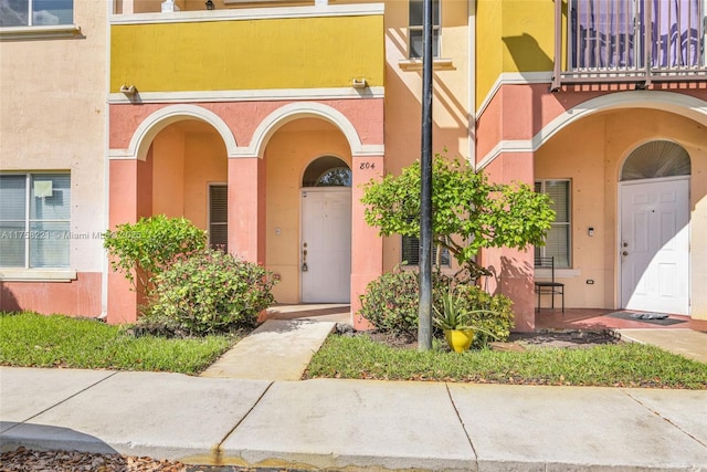 view of exterior entry with stucco siding