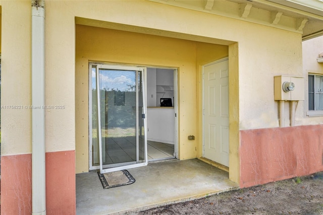 property entrance featuring stucco siding