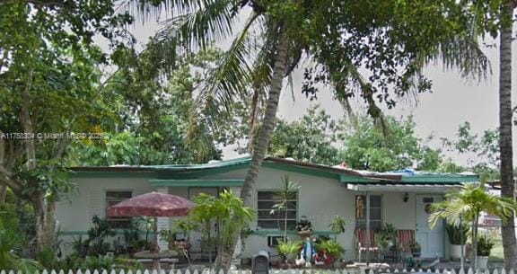 view of front of home featuring stucco siding