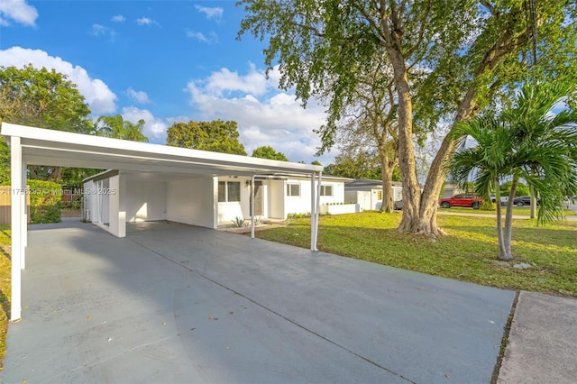 view of front facade with driveway and a front lawn