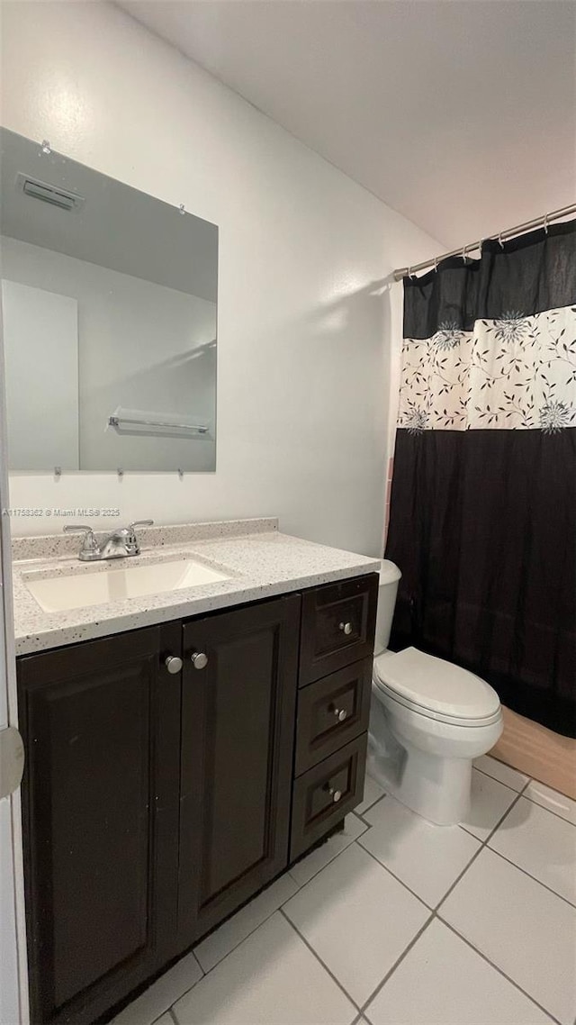 full bathroom with curtained shower, tile patterned flooring, toilet, vanity, and visible vents