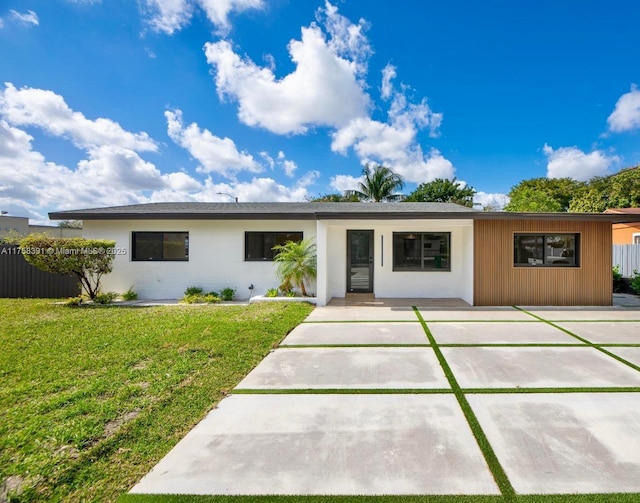 ranch-style house featuring a front lawn