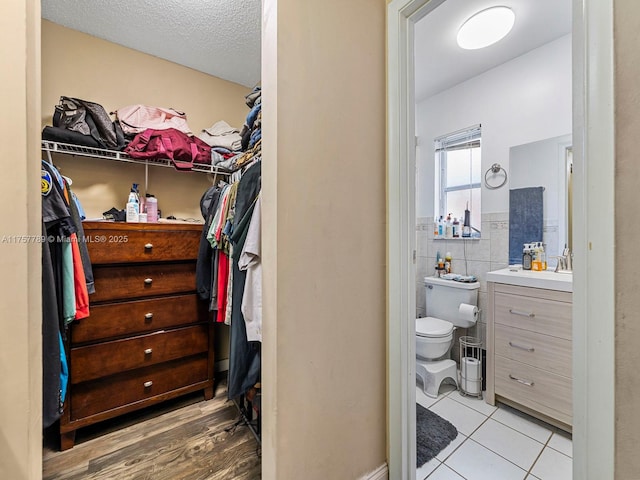 spacious closet featuring light tile patterned floors