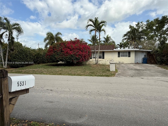 view of front of property with a front lawn