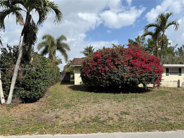 view of yard featuring fence