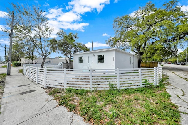 view of front of property featuring a fenced front yard