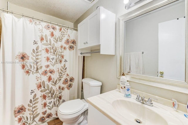 bathroom featuring a shower with curtain, a textured ceiling, toilet, and vanity