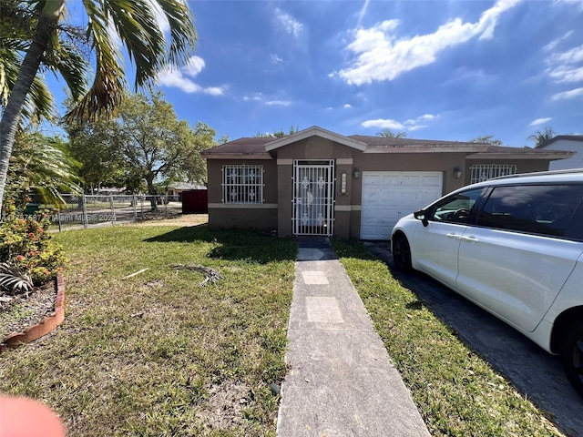 view of front of property with stucco siding, an attached garage, a front yard, fence, and driveway