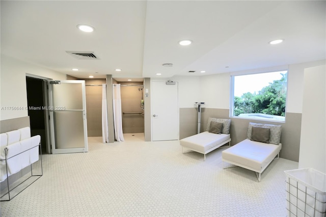 living area with visible vents, recessed lighting, and carpet