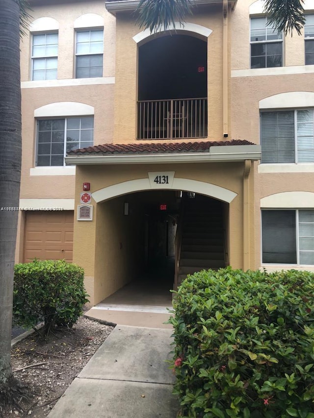 view of exterior entry with stucco siding