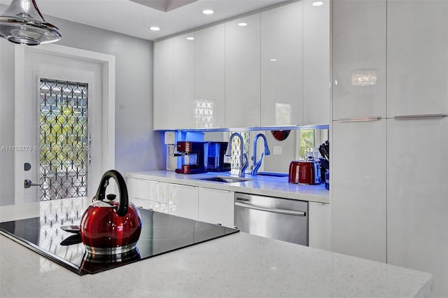 bar with dishwasher, black electric stovetop, a sink, and recessed lighting