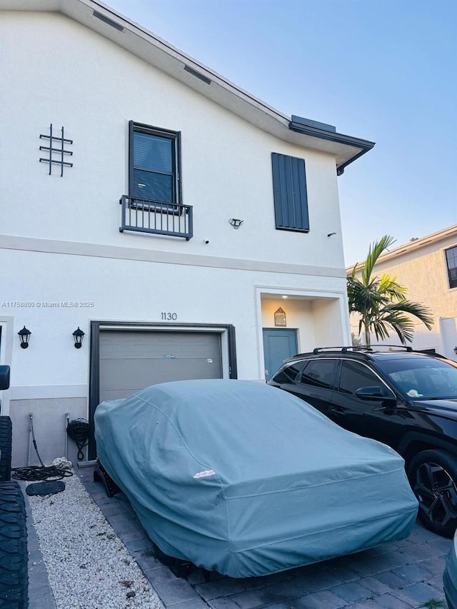 view of front facade featuring a garage and stucco siding