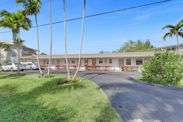 single story home with a front lawn