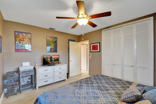 bedroom featuring light wood-type flooring, a closet, visible vents, and ceiling fan