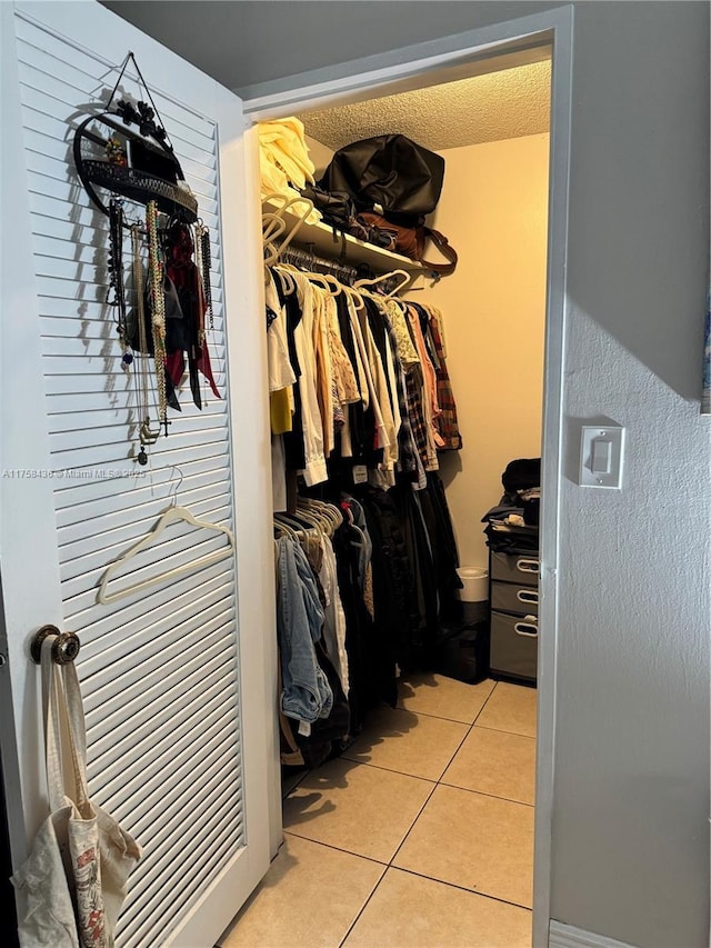 spacious closet featuring light tile patterned floors