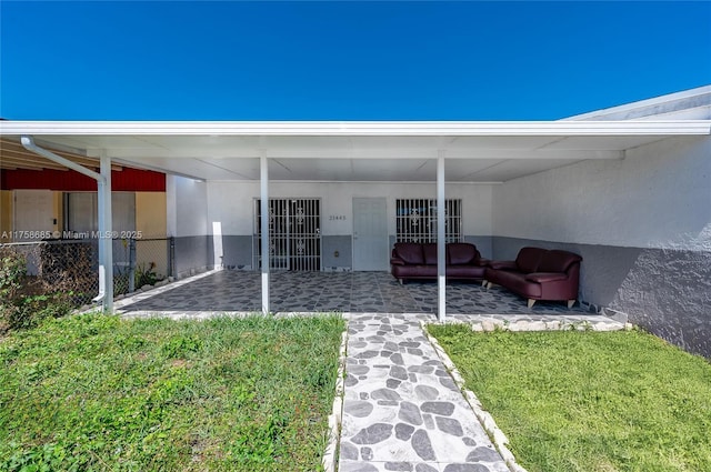 view of yard featuring a patio