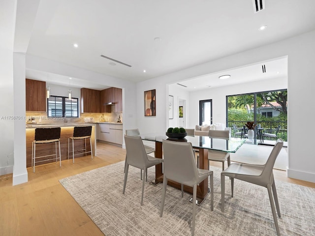 dining area featuring recessed lighting, visible vents, baseboards, and light wood-style flooring