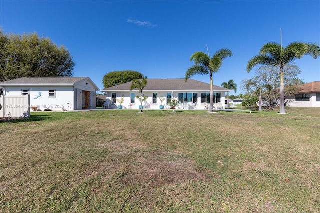 view of front of property featuring a front lawn