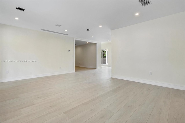 unfurnished room featuring light wood finished floors, baseboards, visible vents, and recessed lighting