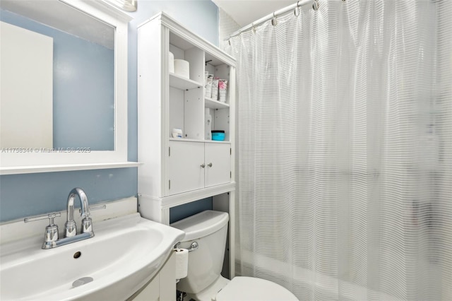 bathroom featuring a shower with shower curtain, vanity, and toilet