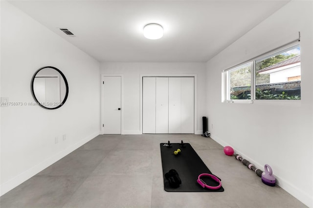 workout room with visible vents and baseboards