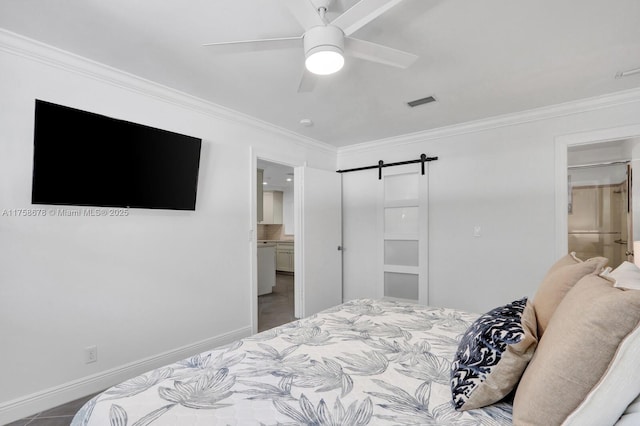 bedroom with ornamental molding, ceiling fan, a barn door, and baseboards