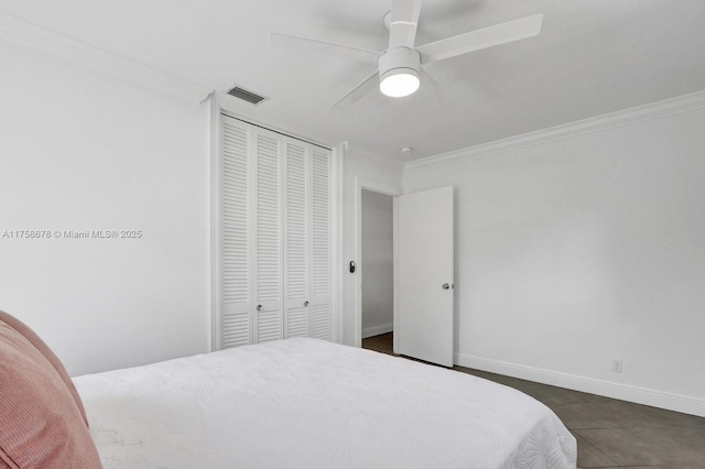 bedroom featuring baseboards, visible vents, ceiling fan, ornamental molding, and a closet