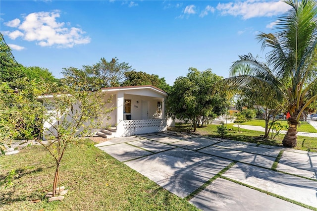 view of front of property featuring a porch and a front lawn