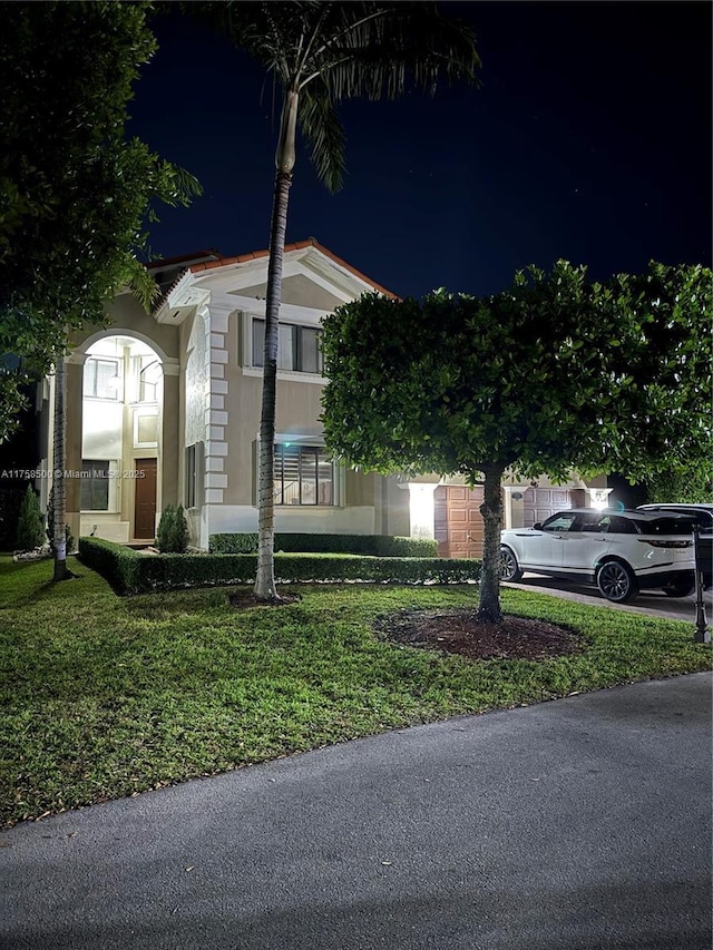 view of front facade featuring a yard