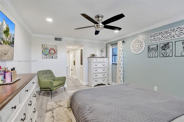 bedroom with crown molding, recessed lighting, visible vents, light wood-style flooring, and ceiling fan