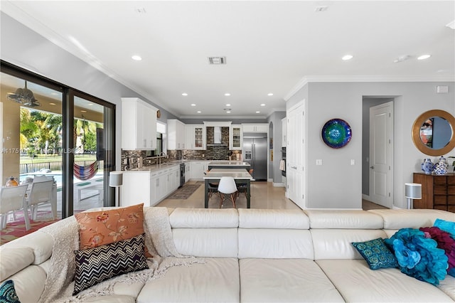 living room featuring recessed lighting, visible vents, baseboards, and ornamental molding