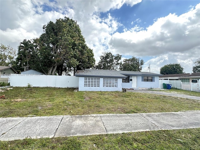 single story home featuring fence and a front lawn