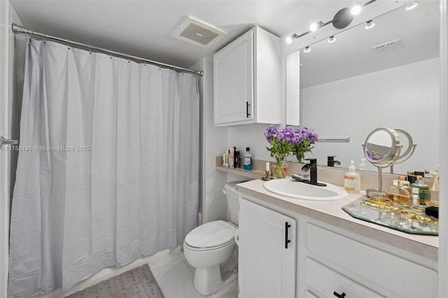 2665 SW 37th Ave Unit 612, Miami, FL 33133 - full bathroom featuring toilet, vanity, and curtained shower