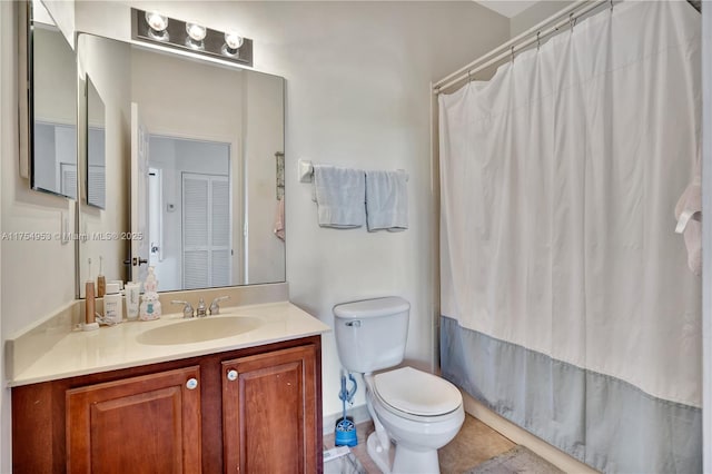 bathroom with curtained shower, vanity, and toilet