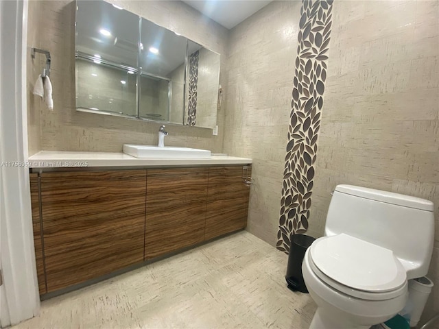 full bath with a shower with curtain, vanity, and toilet