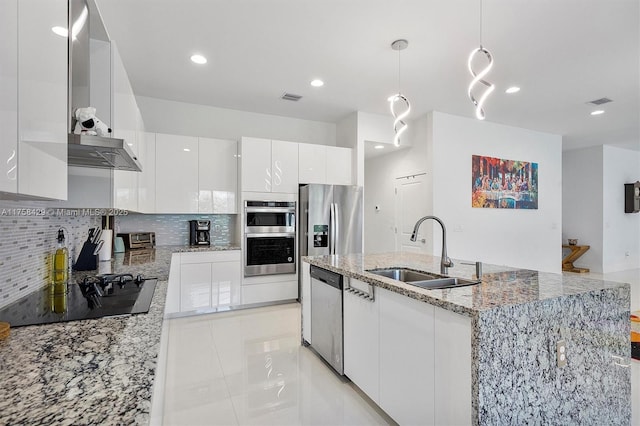 kitchen with decorative backsplash, a sink, visible vents, white cabinets, and appliances with stainless steel finishes