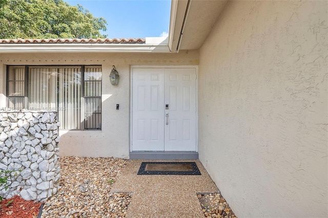 entrance to property with stucco siding