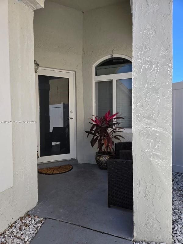 view of exterior entry with stucco siding