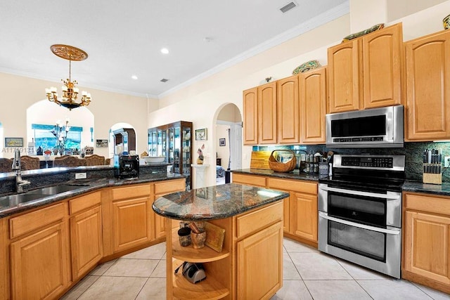 kitchen with visible vents, a sink, decorative backsplash, stainless steel appliances, and open shelves