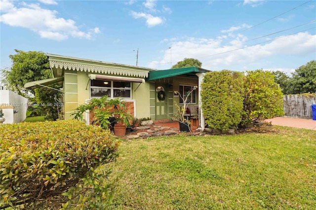 400 S 62nd Ter, Hollywood, FL 33023 - view of front of property with fence, a front lawn, and stucco siding