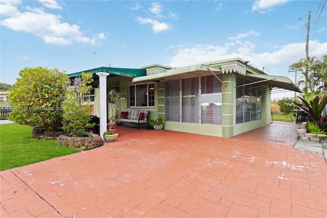 400 S 62nd Ter, Hollywood, FL 33023 - view of front facade featuring a front yard, a sunroom, and a patio
