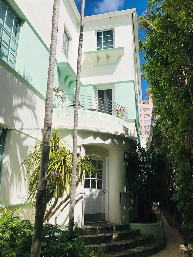 view of front of property featuring a balcony and stucco siding