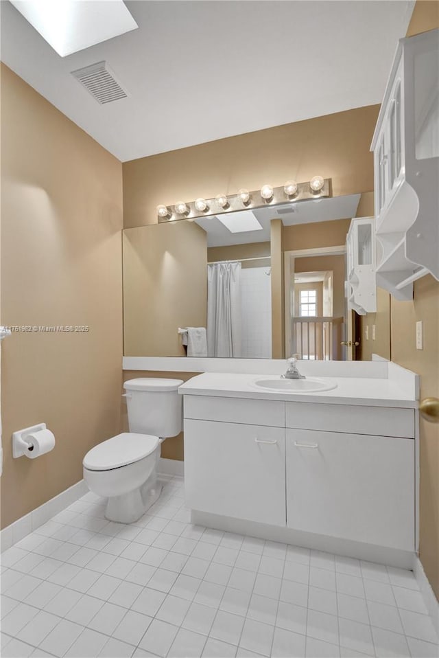 full bath with toilet, vanity, baseboards, visible vents, and a shower with curtain