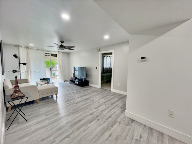 living room with light wood-style floors, recessed lighting, ceiling fan, and baseboards