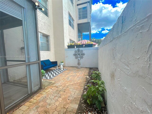 7100 NW 17th St Unit 111, Plantation, FL 33313 - view of patio / terrace