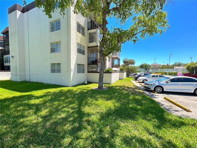 7100 NW 17th St Unit 111, Plantation, FL 33313 - view of property featuring uncovered parking