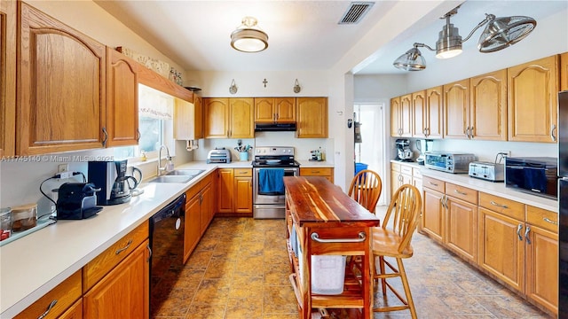 kitchen featuring under cabinet range hood, a sink, visible vents, black dishwasher, and stainless steel electric stove