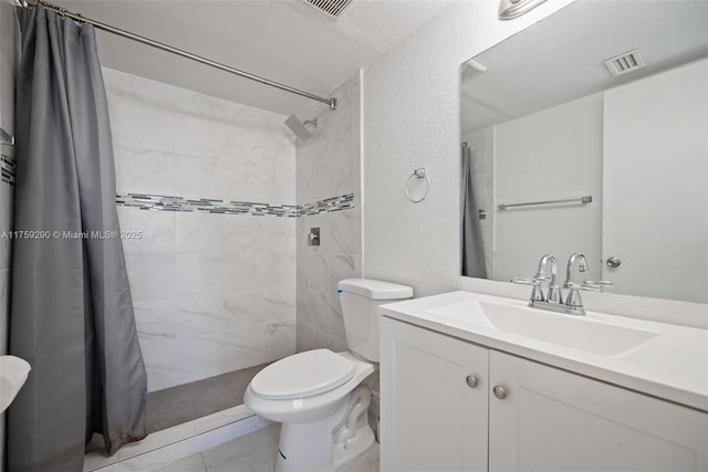 full bath with visible vents, a textured wall, toilet, a tile shower, and vanity