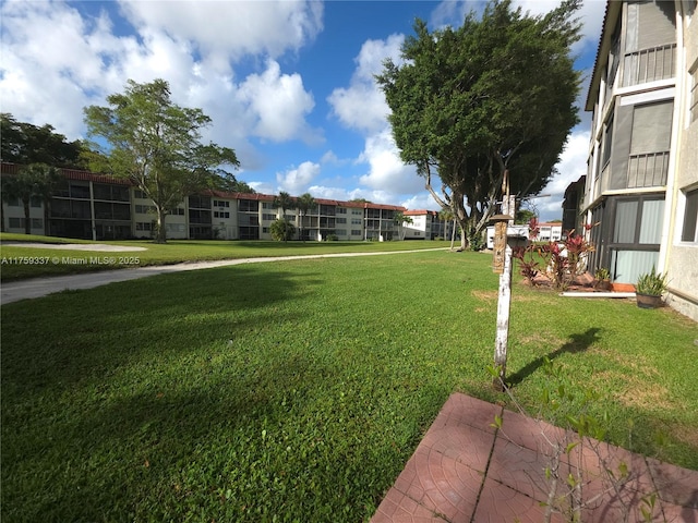 8940 S Hollybrook Blvd Unit 109, Pembroke Pines, FL 33025 - view of community featuring a yard